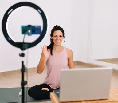 副業でピラティスインストラクターをはじめるために資格は必要か?